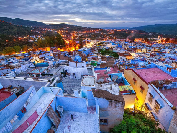 Tour privado de 5 dias desde tanger, chefchauen, fez desierto via marrakech